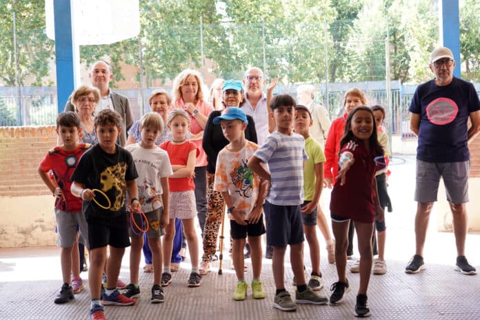 La vicealcaldesa de Madrid y alcaldesa en funciones, Inma Sanz; el delegado de Políticas Sociales, Familia e Igualdad, José Fernández; y el concejal de Moratalaz, Nacho Pezuela, durante su visita al CEIP Real Armada con motiv