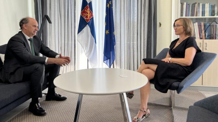 El consejero Miguel López-Valverde con la embajadora de Finlandia en España Sari Rautio