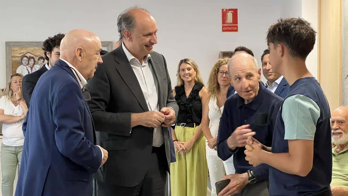 Conectando Generaciones: Madrid Impulsa Talleres de Digitalización para Jóvenes y Mayores en el Día de los Abuelos