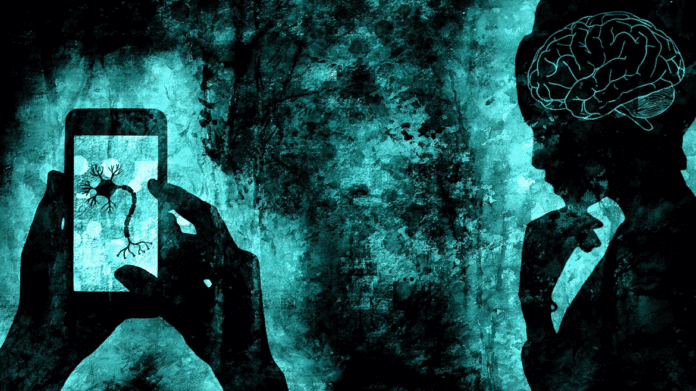 Imagen icónica de una neurona analizada en la pantalla de un teléfono y una persona