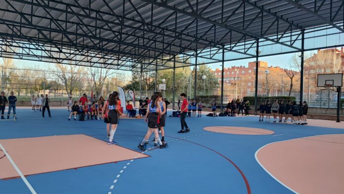 Foto de archivo de partido de baloncesto base en IDB El Espinillo II, en Villaverde