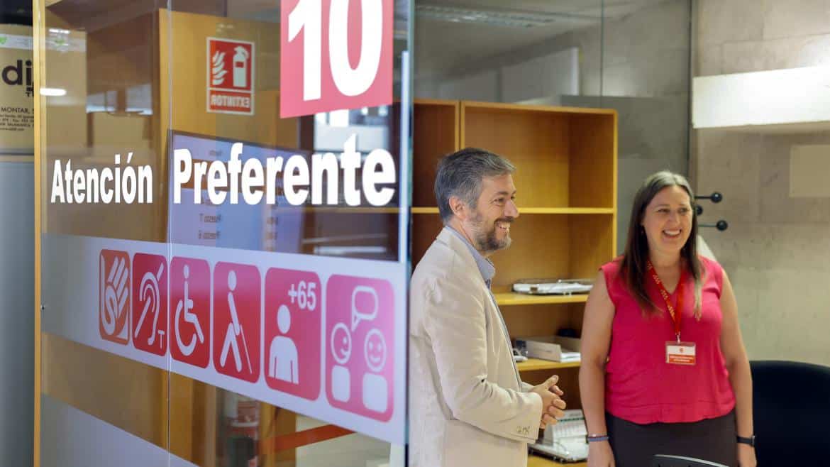 Miguel Ángel García Martín en la Oficina Central de Atención al ciudadano
