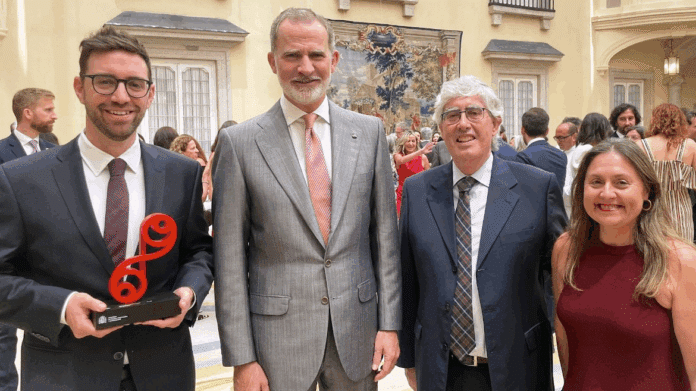 Imagen del galardonado con el Rey Felipe VI, el director médico del Hospital Universitario Ramón y Cajal y la directora científica del IRYCIS