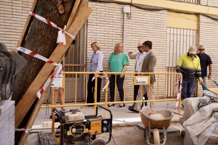 La vicealcaldesa de Madrid y alcaldesa en funciones, Inma Sanz, acompañada de la delegada de Obras y Equipamientos, Paloma García Romero, y del concejal de Fuencarral-El Pardo, José Antonio Martínez Páramo, durante su visita 