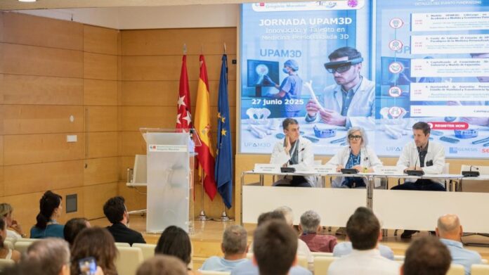 Tres profesionales sanitarios en un escenario presentando unas jornadas 
