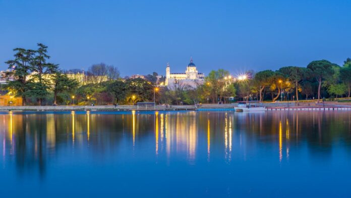 Vista nocturna de Madrid desde el lago de la Casa de Campo