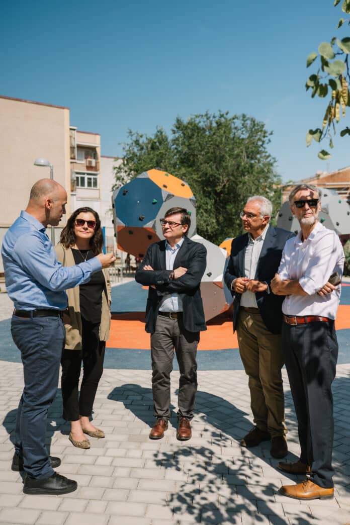 El delegado de Políticas de Vivienda y presidente de la Empresa Municipal de la Vivienda y Suelo (EMVS Madrid), Álvaro González, junto al concejal de Carabanchel, Carlos Izquierdo, durante su visita a las obras de rehabilitac
