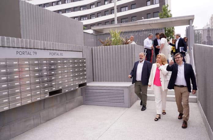 La vicealcaldesa de Madrid y alcaldesa en funciones, Inma Sanz; el delegado de Políticas de Vivienda y presidente de EMVS Madrid, Álvaro González; y el concejal de distrito de Vicálvaro, Ángel Ramos, durante su visita a la nu
