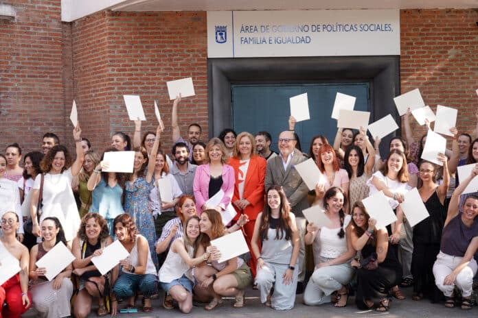 Entrega de diplomas a los nuevos trabajadores sociales que se incorporan al Ayuntamiento