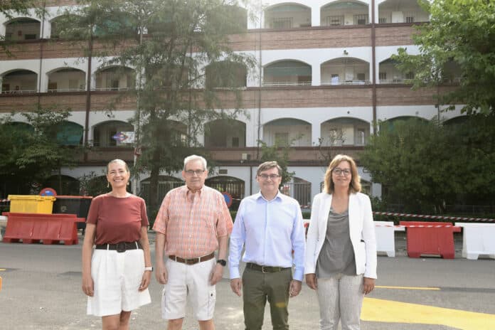 El delegado de Políticas de Vivienda, Álvaro González, acompañado de la concejala de Chamartín, Yolanda Estrada, durante su visita al edificio del paseo de la Castellana, 300 en cuya cubierta se ha realizado una intervención 