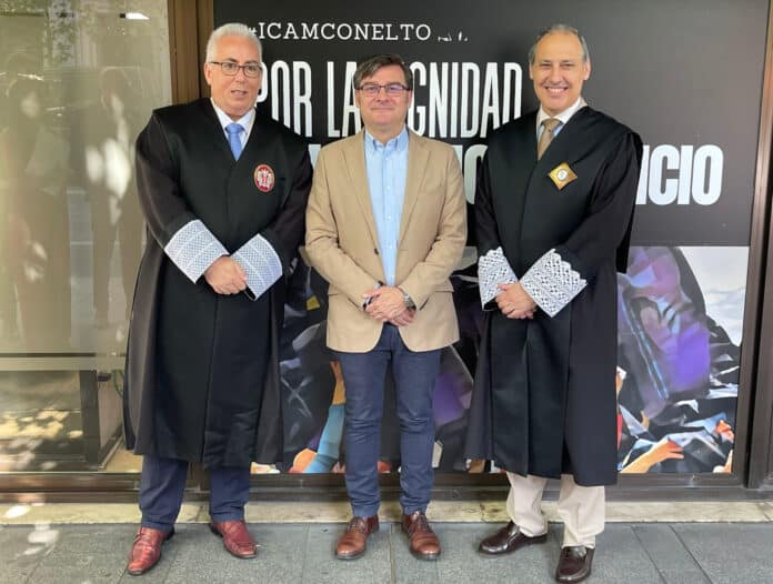 El delegado de Políticas de Vivienda, Álvaro González, con el decano del Ilustre Colegio de la Abogacía de Madrid (ICAM), Eugenio Ribón, y el diputado 9º de la Junta de Gobierno de ICAM, Manuel Mayllo