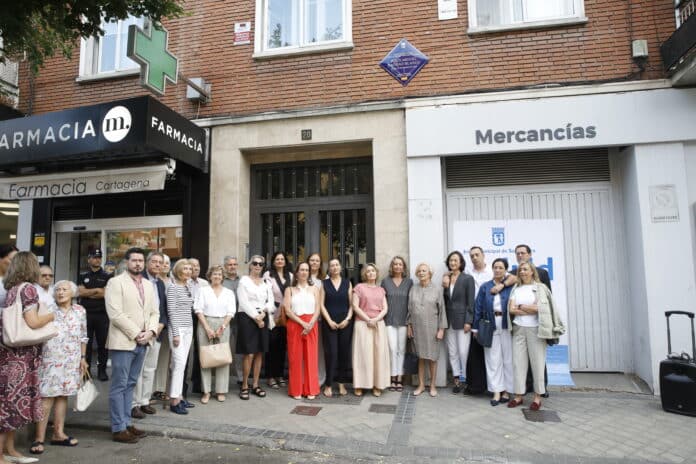 La delegada de Cultura, Turismo y Deporte, Marta Rivera de la Cruz, y la concejala de Salamanca, Cayetana Hernández de la Riva, han participado en el descubrimiento de una placa en recuerdo de Jesús Miguel Haddad junto a fami