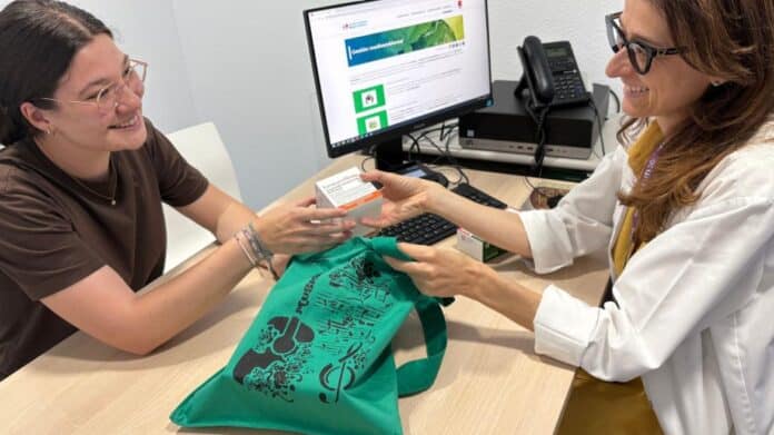 Mostrador de Farmacia Hospitalaria con paciente recibiendo medicamento en bolsa de costurera