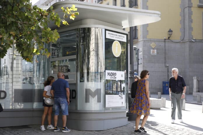 Imagen de archivo de un punto de información turística en Madrid (2018)