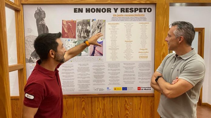 El consejero Carlos Novillo durante su visita a la exposición permanente El Rincón de la Pedriza Museo de la Escalada