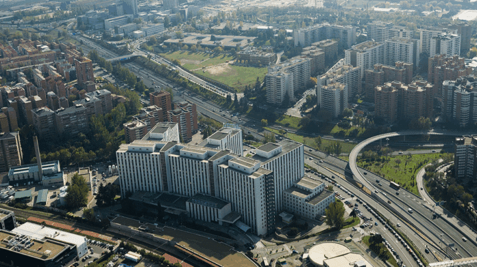 Imagen aérea de la fachada del Hospital Universitario Ramón y Cajal