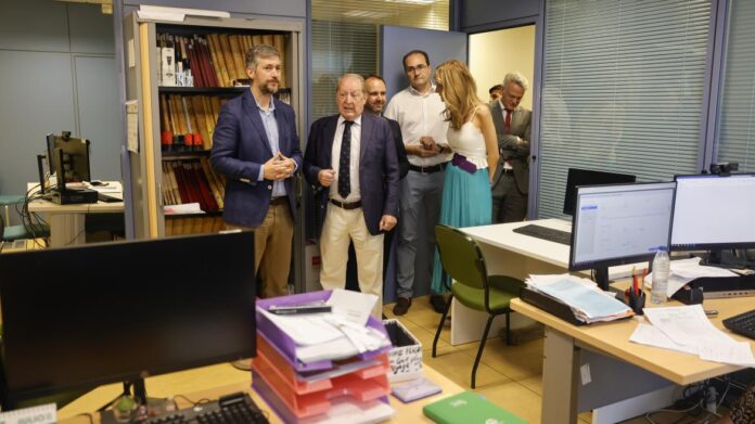 El consejero Miguel Ángel García Martín durante su visita en Guadarrama a la nueva Oficina de Justicia en el Municipio