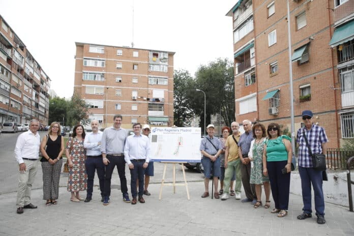 El delegado de Políticas de Vivienda, Álvaro González, acompañado por el concejal de Latina, Alberto González, presenta a los vecinos el Plan Transforma tu Barrio 