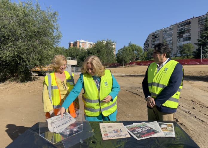 La vicealcaldesa de Madrid y alcaldesa en funciones, Inma Sanz, acompañada de la delegada de Obras y Equipamientos, Paloma García Romero, y el concejal de Hortaleza, David Pérez, durante la colocación de la primera piedra de 