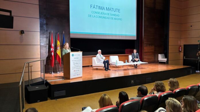 La consejera Fátima Matute en la presentación del informe Tecnología y Seguridad en la Atención Sanitaria