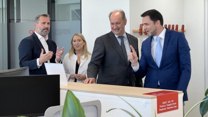 El consejero Miguel López-Valverde durante la firma de un convenio de colaboración con Digital Data & Technology de Takeda España