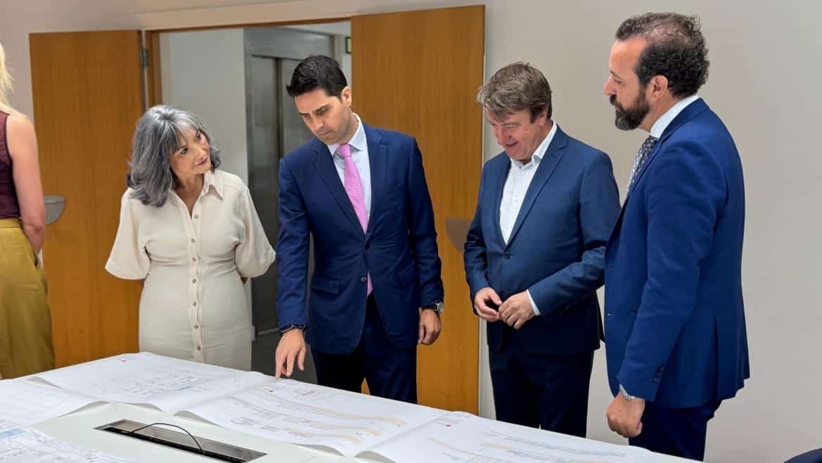 El consejero Emilio Viciana en Tres Cantos para presentar el proyecto del nuevo colegio público