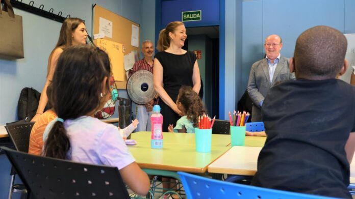 La consejera Ana Dávila durante su visita a un servicio de atención integral para menores con dificultad social