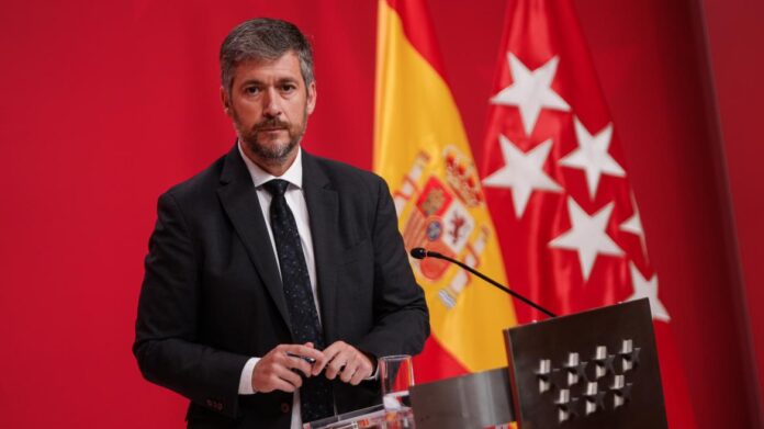 El portavoz Miguel Ángel García Martín atiende a los medios desde la Real Casa de Correos