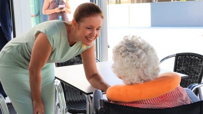 La consejera Ana Dávila durante su visita a la nueva Residencia de Mayores Vitalia Majadahonda