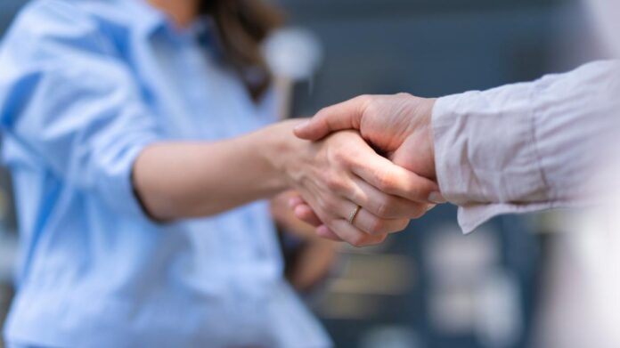 Personas dándose la mano