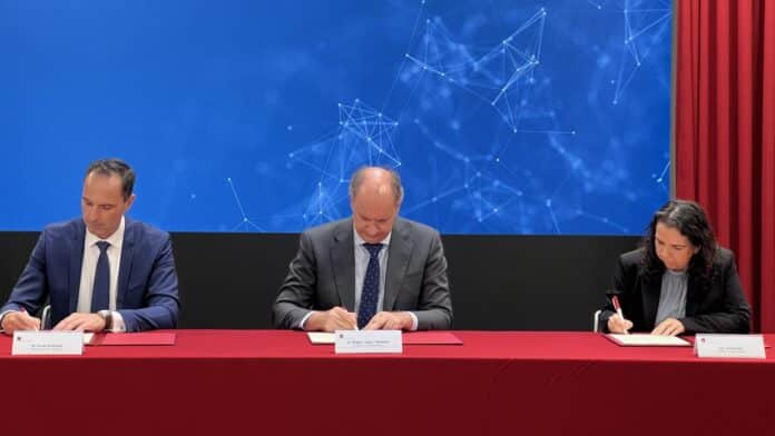 El consejero Miguel López-Valverde durante la firma de un convenio de colaboración con ISACA