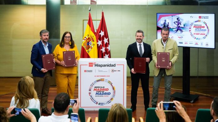 Los consejeros Miguel Ángel García Martín y Mariano de Paco Serrano durante la firma del protocolo general de actuación 