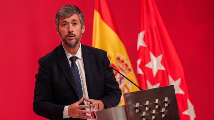 El portavoz Miguel Ángel García Martín atiende a los medios de comunicación desde la Real Casa de Correos