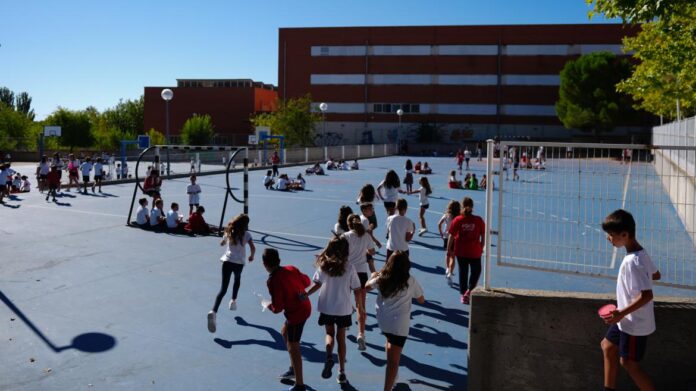 alumnos jugando en un patio de colegio