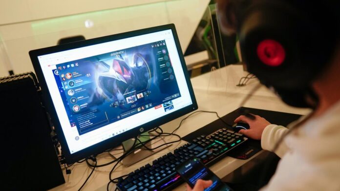joven jugando a un vídeojuego en el ordenador 2