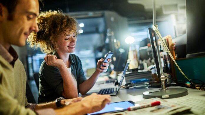Personas emprendiendo