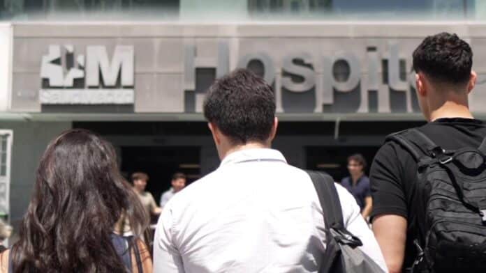 jóvenes MIR entrando a hospital 