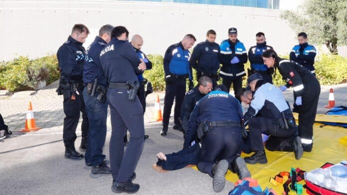 Policías locales inmovilizando a una persona