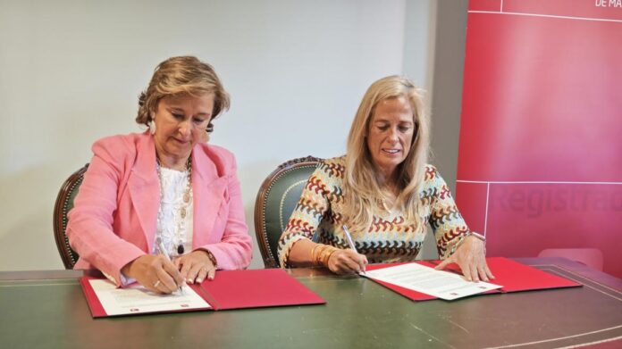 La consejera Rocío Albert durante la firma de la prórroga del convenio