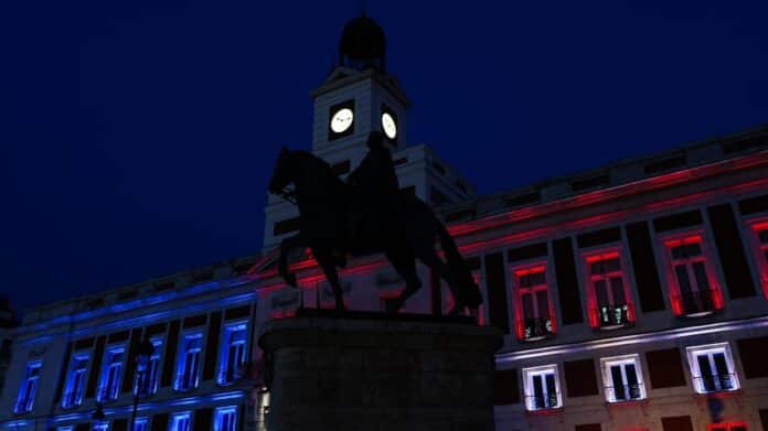 La Comunidad de Madrid ilumina con los colores de la bandera de EEUU la fachada de la Real Casa de Correos para conmemorar el 4 de julio