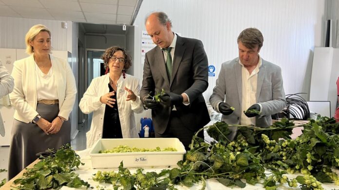 El consejero Miguel López-Valverde durante su visita a la pyme madrileña Ekonoke