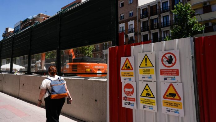 pantallas de protección en el Paseo de las Delicias por obras de Metro