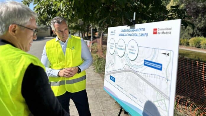 El consejero Carlos Novillo en la construcción de un nuevo colector de la urbanización Ciudalcampo