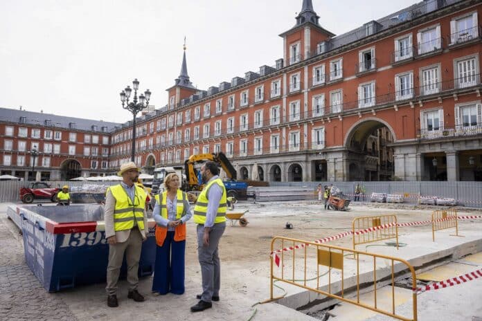García Romero visita los trabajos de rehabilitación del túnel bajo la plaza Mayor