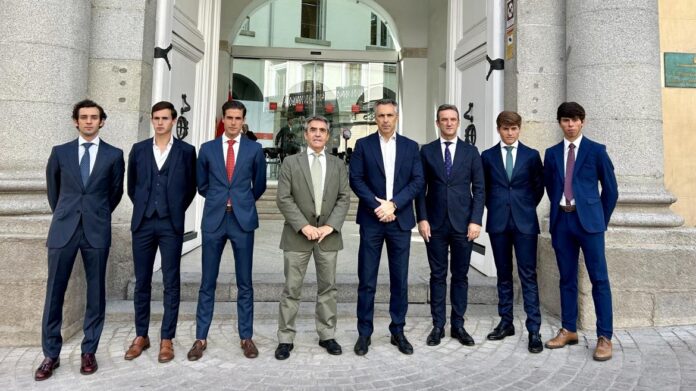 El consejero Carlos Novillo con los diestros de la Fiesta del Toro 2025
