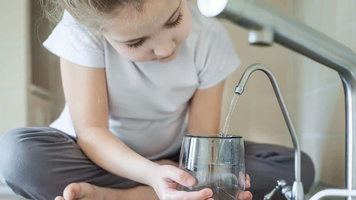 Reducción del Consumo de Agua Embotellada en la Comunidad de Madrid: Un Modelo Sostenible
