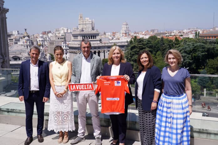 La vicealcaldesa y alcaldesa en funciones, Inma Sanz; la delegada de Cultura, Turismo y Deporte, Marta Rivera de la Cruz; la concejala delegada de Deporte, Sonia Cea, durante la presentación de La Vuelta 25