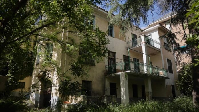 imagen de la fachada de una casa y un jardín