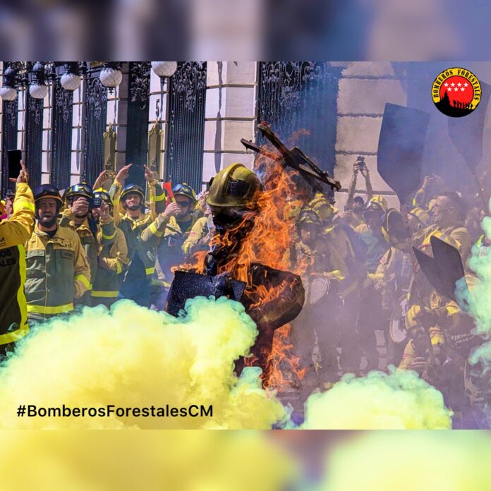 Imagen de Los bomberos y bomberas forestales de la C.M. vuelven a la huelga. Esta vez, INDEFINIDA