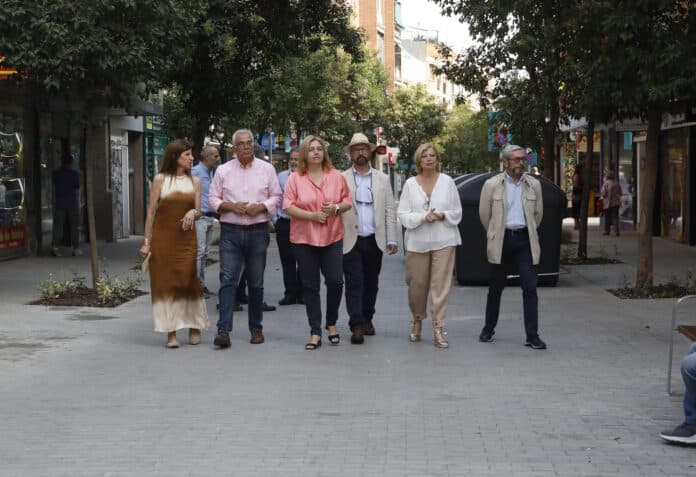 La vicealcaldesa de Madrid y alcaldesa en funciones, Inma Sanz; la delegada de Obras y Equipamientos, Paloma García Romero; y el concejal de Carabanchel, Carlos Izquierdo; durante su visita a la calle de la Laguna, que acaba 